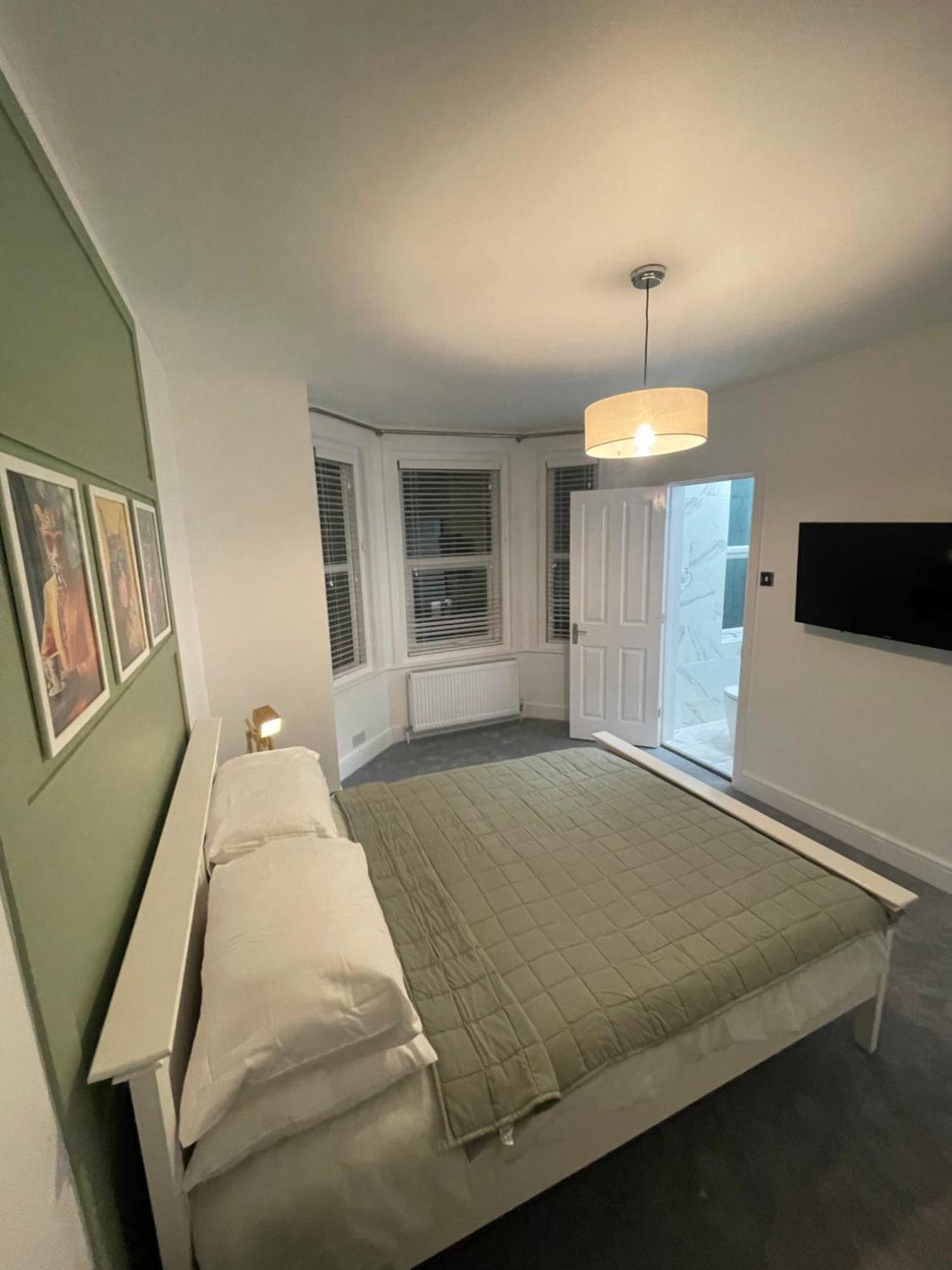 Serenity House, Free Parking, Sleeps 6, Free For 2 Children On Sofa Beds, Near The Restaurant And Centre, Guests Recommend It