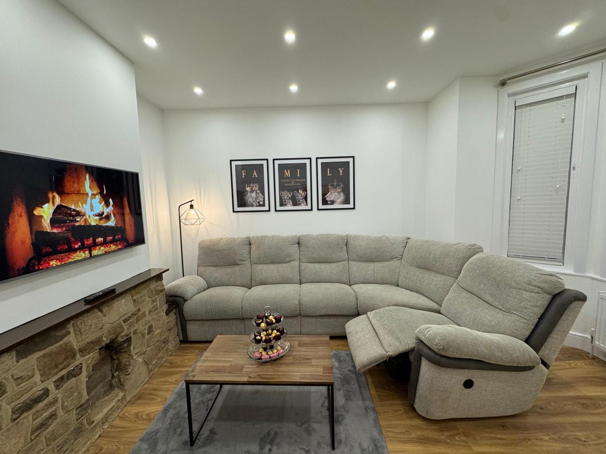 Hébergement de vacances Serenity House, Free Parking, Sleeps 6, Free For 2 Children On Sofa Beds, Near The Restaurant And Centre, Guests Recommend It